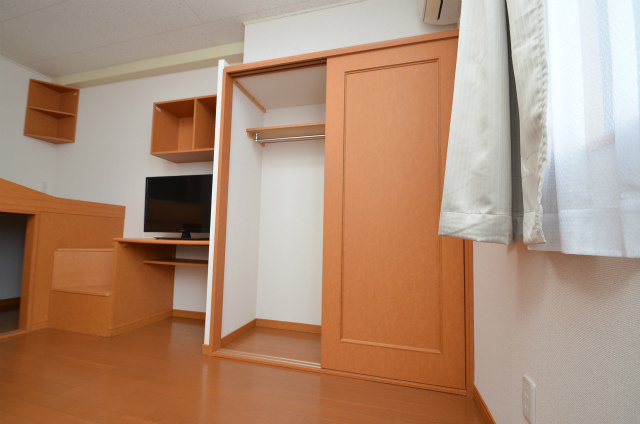 直方市大字感田のアパートの収納