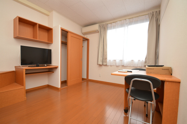 直方市大字感田のアパートの居間・リビング