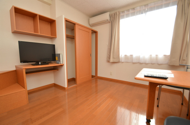 直方市湯野原２丁目のアパートの居間・リビング