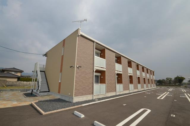 直方市大字感田のアパートの外観