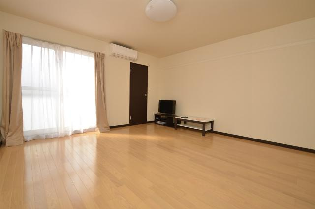 直方市大字感田のアパートの居間・リビング