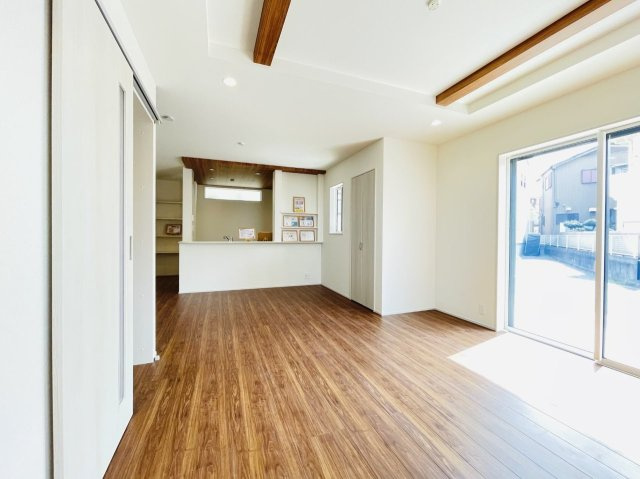 岡崎市若松町大廻　新築分譲住宅　全2棟　1号棟の居間・リビング|どこにいても家族の顔が見える、明るく開放的なLDK。