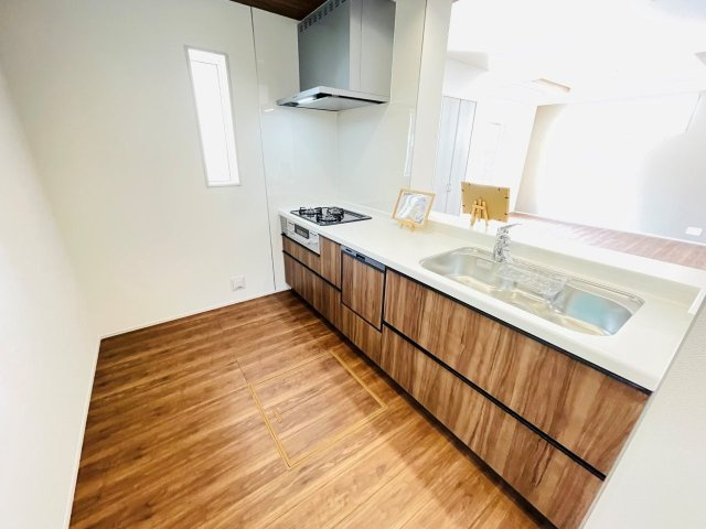 岡崎市若松町大廻　新築分譲住宅　全2棟　1号棟のキッチン|広いシステムキッチンでお子様と一緒にお料理もできます。
