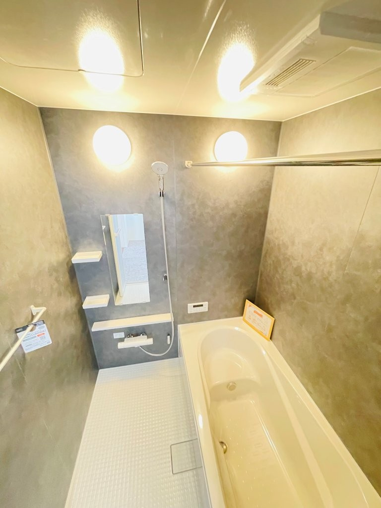 岡崎市若松町大廻　新築分譲住宅　全2棟　1号棟の浴室|１坪タイプのユニットバス！浴槽は断熱材入りでお湯が冷めにくいです♪浴室乾燥機で梅雨の時期は洗濯物を乾かせます！