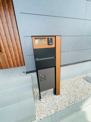 岡崎市若松町大廻　新築分譲住宅　全2棟　1号棟のその他|宅配ボックス付きなので、留守でも荷物を受け取ることができ便利です。