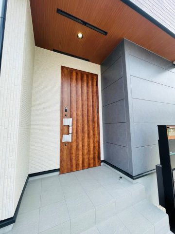 岡崎市若松町大廻　新築分譲住宅　全2棟　1号棟の玄関|玄関ポーチがあるので、雨の日でも濡れることがなくドアの開け閉めができます。