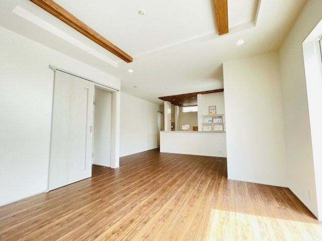 岡崎市若松町大廻　新築分譲住宅　全2棟　1号棟の居間・リビング|折り上げ天井で広々とした開放感あるリビング♪