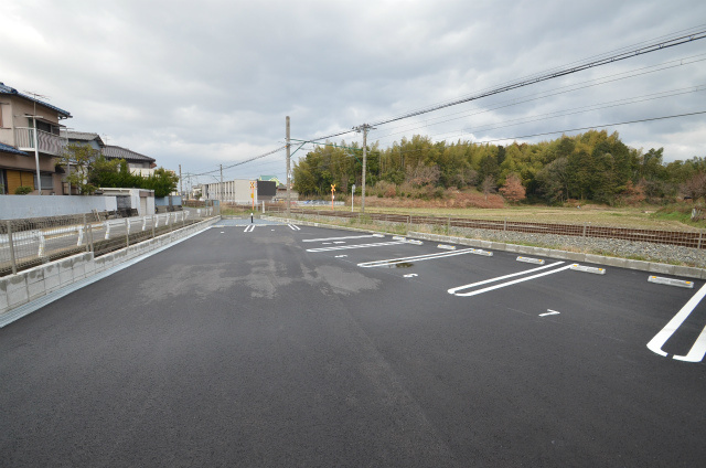 直方市大字感田のアパートの駐車場