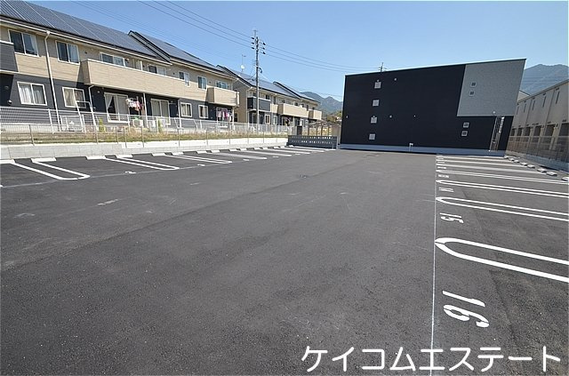 直方市大字上頓野のアパートの駐車場