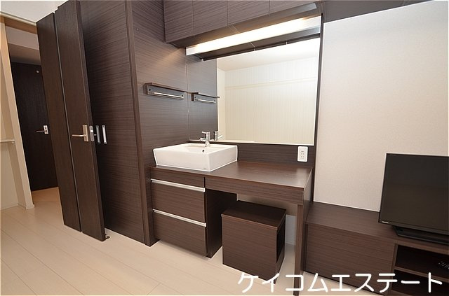 直方市大字上頓野のアパートの独立洗面台