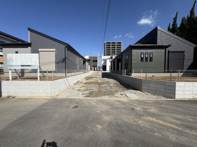 【その他】 | 糟屋郡新宮町夜臼2丁目　3号棟（全4棟）【仲介手数料無料・0円】 | 現地写真。前面道路です。