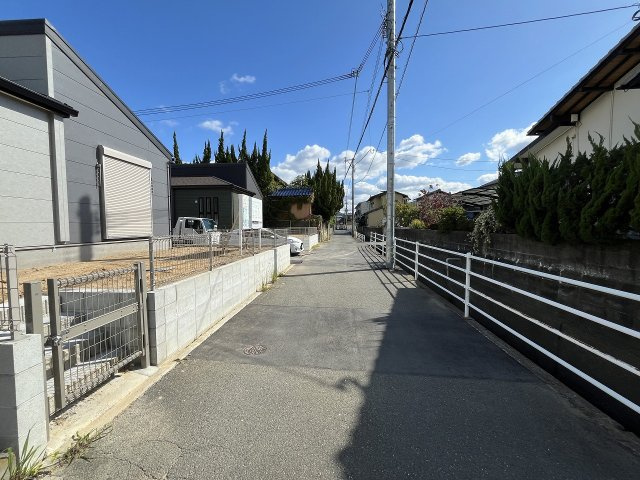 【その他】 | 糟屋郡新宮町夜臼2丁目　3号棟（全4棟）【仲介手数料無料・0円】 | 現地写真。前面道路です。