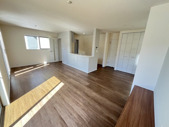 【居間・リビング】 | 糟屋郡新宮町夜臼2丁目　3号棟（全4棟）【仲介手数料無料・0円】 | 現地写真。リビングです。