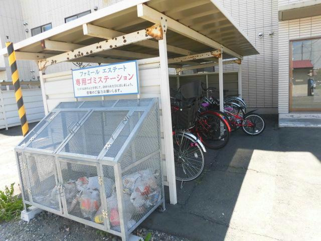 ファミールエステートの駐車場