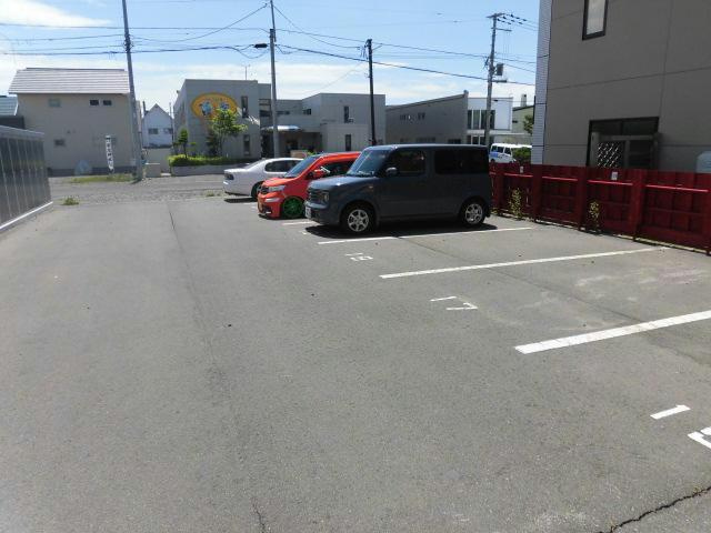 ファミールエステートの駐車場