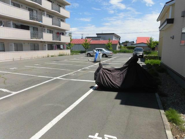 ファミールエステートの駐車場