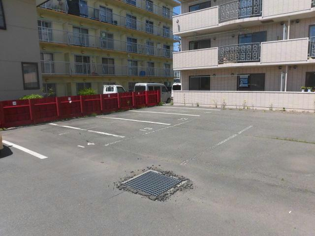 ファミールエステートの駐車場