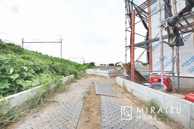【前面道路含む現地写真】 | 陽の光をたっぷりと浴びながら気持ち良く生活が出来ます。夢のマイホーム、夢ではなく実現出来ます！見学・ご相談等、お気軽にご連絡下さい。