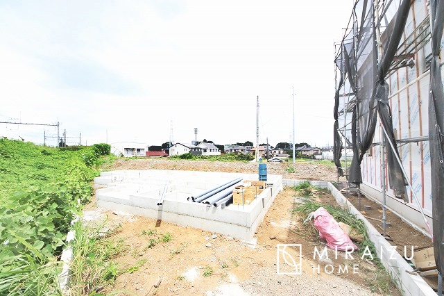 【外観】 | 運転が不安な方も安心な前面道路、きちんと幅員のある道路は女性にも安心です。整備されている道路は気持ちも良いですね♪
