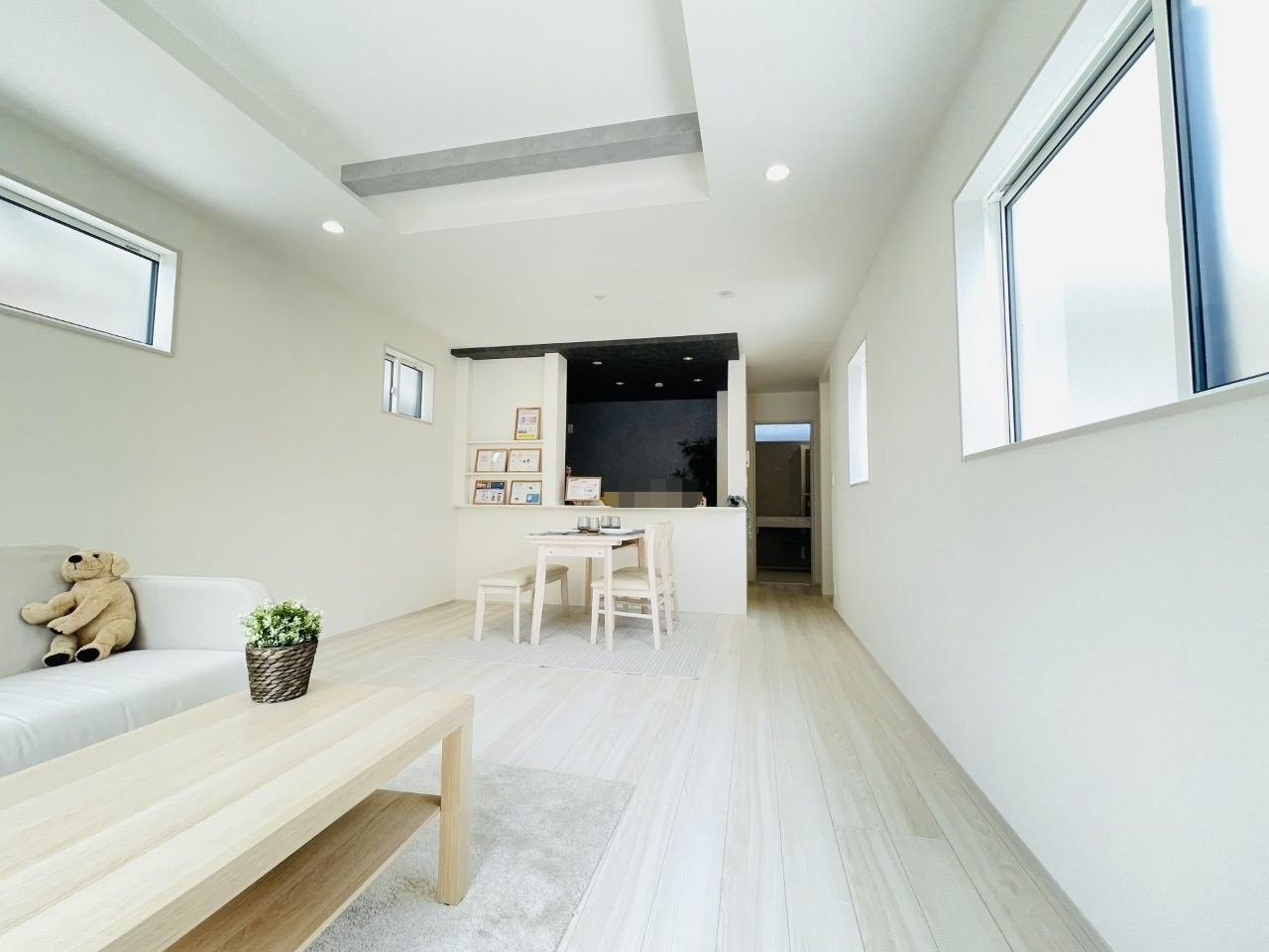 岡崎市若松町大廻　新築分譲住宅　全2棟　2号棟の居間・リビング|どこにいても家族の顔が見える、明るく開放的なLDK。