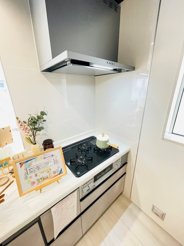 岡崎市若松町大廻　新築分譲住宅　全2棟　2号棟のキッチン|便利な3口コンロ。