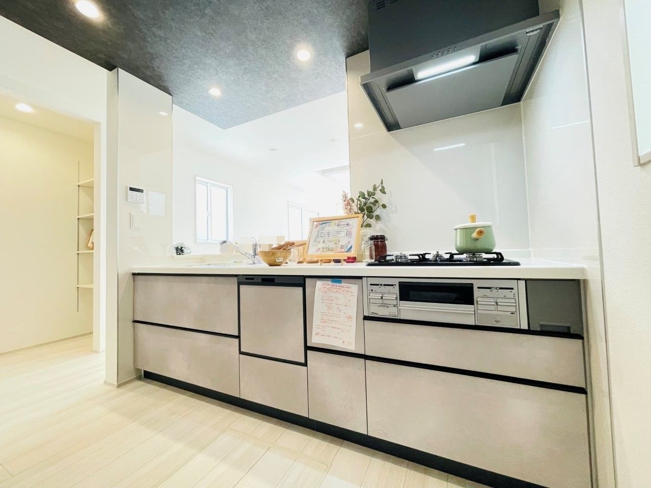 岡崎市若松町大廻　新築分譲住宅　全2棟　2号棟のキッチン|使い勝手の良いシステムキッチン。