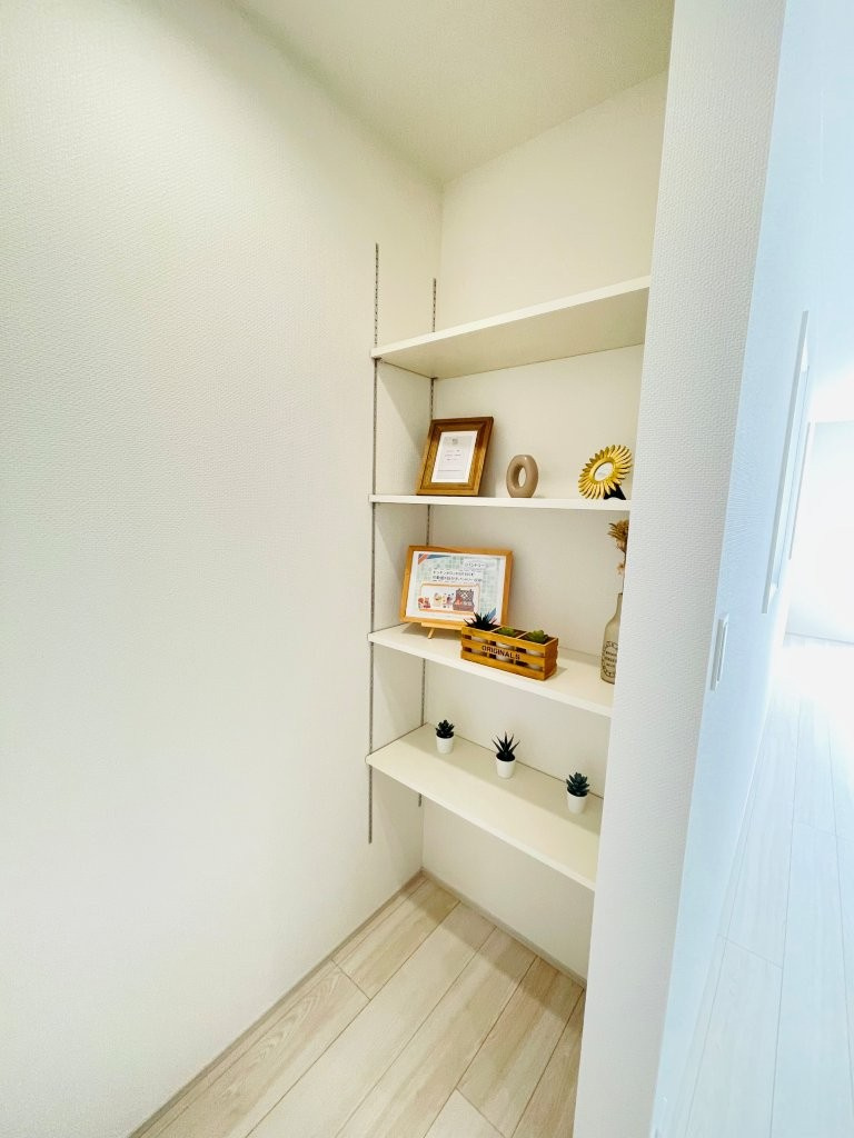 岡崎市若松町大廻　新築分譲住宅　全2棟　2号棟の収納|キッチンがスッキリ片付く可動棚付きパントリー収納♪