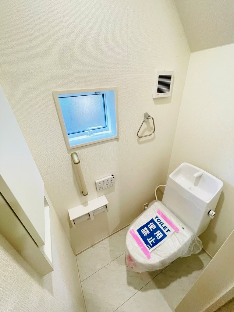 岡崎市若松町大廻　新築分譲住宅　全2棟　2号棟のトイレ|1階、2階とも温水洗浄機能付きトイレです。