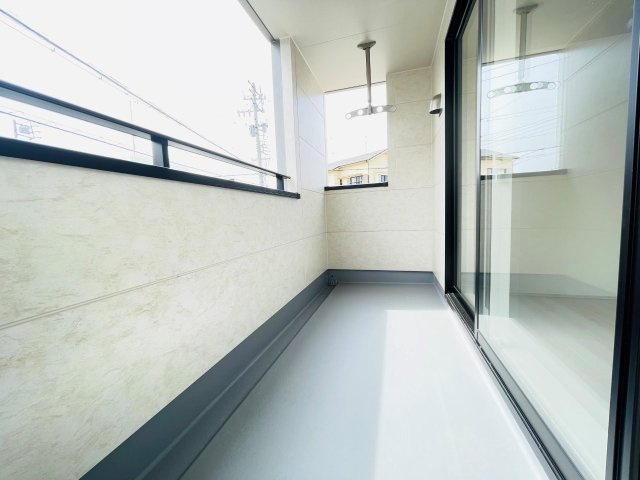 岡崎市若松町大廻　新築分譲住宅　全2棟　2号棟のバルコニー|突然の雨でも安心なインナーバルコニー♪