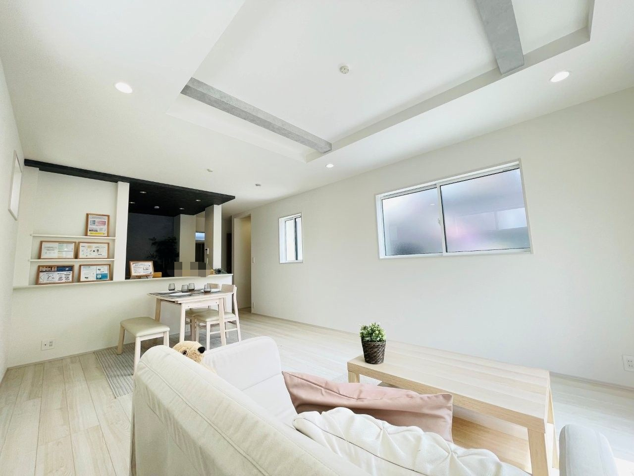 岡崎市若松町大廻　新築分譲住宅　全2棟　2号棟の居間・リビング|折り上げ天井で広々とした開放感あるリビング♪