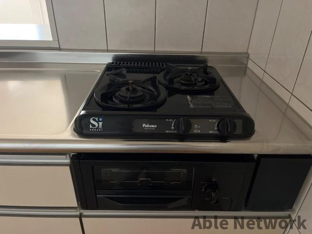 シンフォニーヒルズのキッチン|２口コンロ＆グリル付き