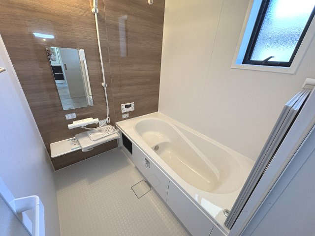 【浴室】 | 糟屋郡新宮町夜臼2丁目・平屋　4号棟（全4棟）【仲介手数料無料・0円】 | 現地写真。浴室です。