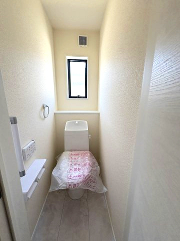 【トイレ】 | 糟屋郡新宮町夜臼2丁目・平屋　4号棟（全4棟）【仲介手数料無料・0円】 | 現地写真。