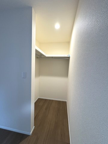 【収納】 | 糟屋郡新宮町夜臼2丁目・平屋　4号棟（全4棟）【仲介手数料無料・0円】 | 現地写真。ウォークインクローゼットです。
