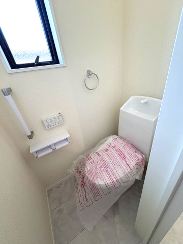 【トイレ】 | 糟屋郡新宮町夜臼2丁目・平屋　4号棟（全4棟）【仲介手数料無料・0円】 | 現地写真。トイレは2か所あります。