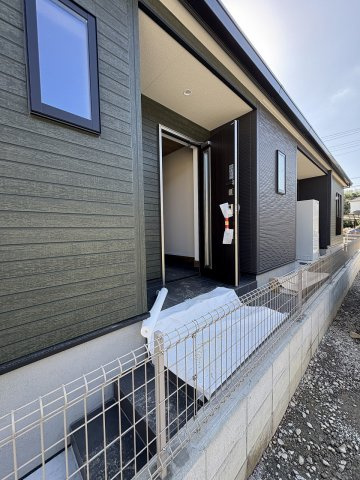 【玄関】 | 糟屋郡新宮町夜臼2丁目・平屋　4号棟（全4棟）【仲介手数料無料・0円】 | 現地写真。