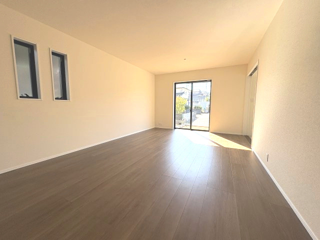 【居間・リビング】 | 糟屋郡新宮町夜臼2丁目・平屋　4号棟（全4棟）【仲介手数料無料・0円】 | 現地写真。