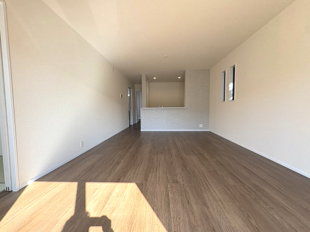 【居間・リビング】 | 糟屋郡新宮町夜臼2丁目・平屋　4号棟（全4棟）【仲介手数料無料・0円】 | 現地写真。