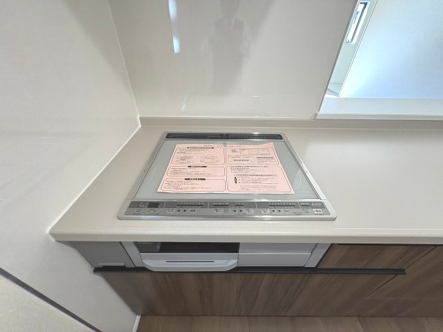 【キッチン】 | 糟屋郡新宮町夜臼2丁目・平屋　4号棟（全4棟）【仲介手数料無料・0円】 | 現地写真。IHクッキングヒーター