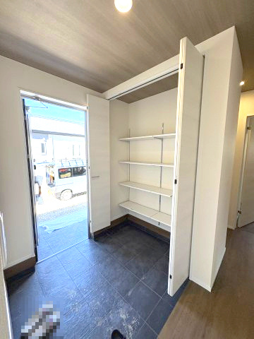 【玄関】 | 糟屋郡新宮町夜臼2丁目・平屋　4号棟（全4棟）【仲介手数料無料・0円】 | 現地写真。