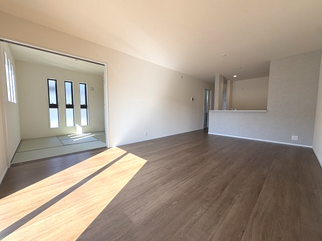 【居間・リビング】 | 糟屋郡新宮町夜臼2丁目・平屋　4号棟（全4棟）【仲介手数料無料・0円】 | 現地写真。リビングです。