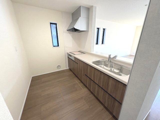 【キッチン】 | 糟屋郡新宮町夜臼2丁目・平屋　4号棟（全4棟）【仲介手数料無料・0円】 | 現地写真。