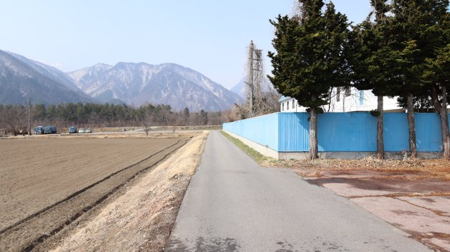 【事業用】平　旧宿泊施設の前面道路含む現地写真