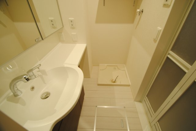 WITH THE LIGHTの独立洗面台|朝の身支度には欠かせない独立洗面化粧台