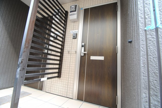 WITH THE LIGHTの玄関