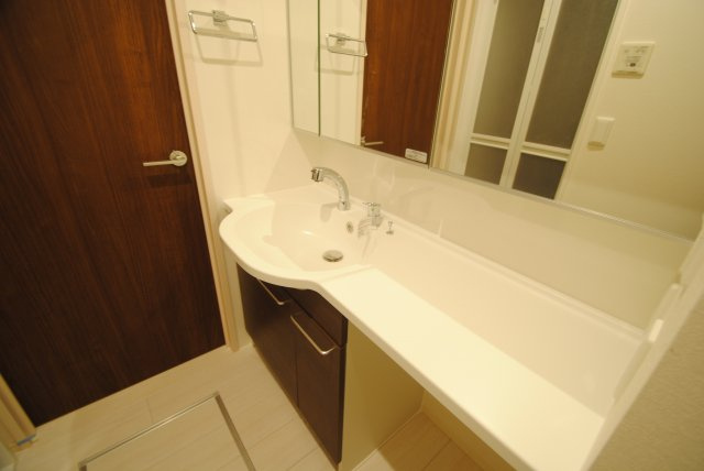 WITH THE LIGHTの洗面所|脱衣スペースもあります