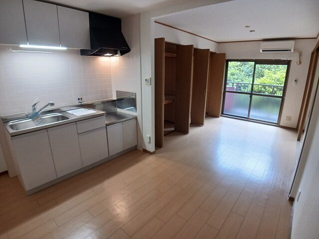 西宮市山口町上山口の賃貸マンションの居間・リビング