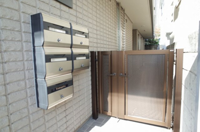 【エントランス】 | ラクエスタ岡本