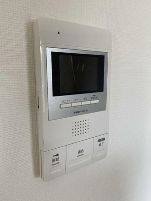 【セキュリティ】 | Volver | 来訪者の確認ができるモニター付きインターホン：同一仕様