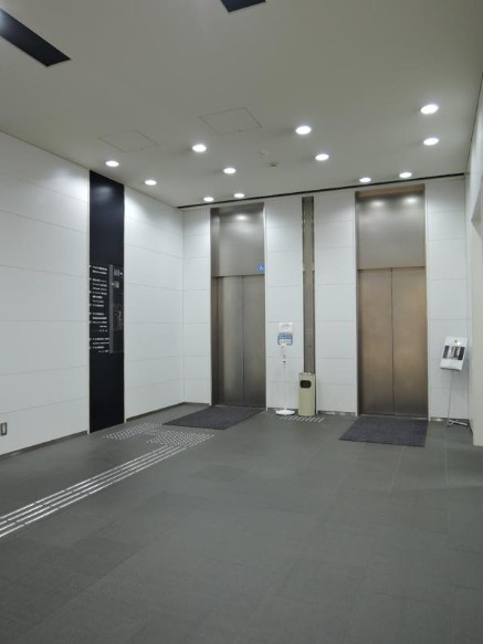 アイカビルのエントランス